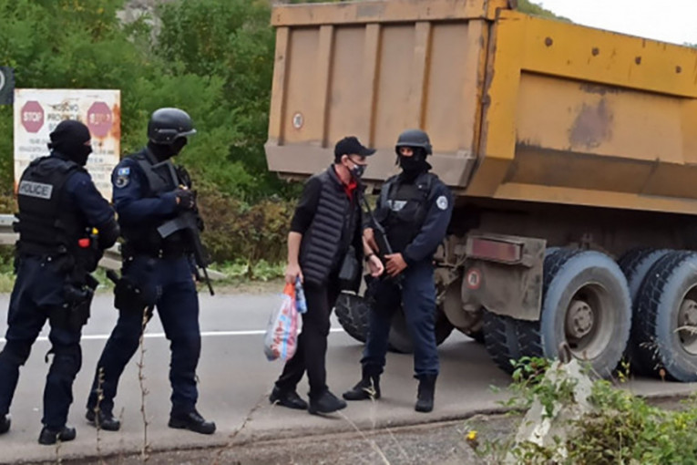 Provokacije kosovskih policajaca: Sraman potez na barikadama kod Jarinja (FOTO)