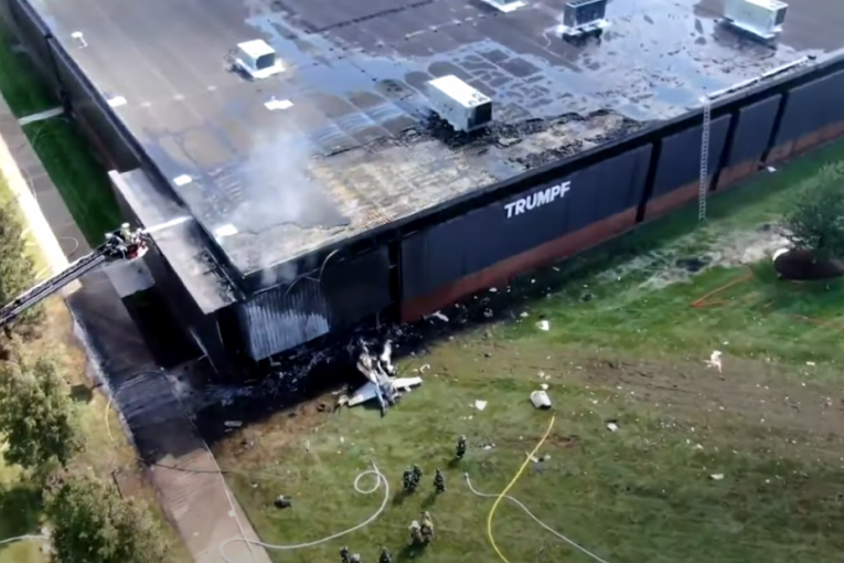 Cesna udarila u fabriku: Avion prvo udario u zemlju, pa završio u zgradi (VIDEO)