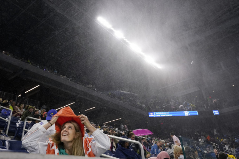 Haos u Njujorku! Novak možda neće igrati: Vanredna situacija, kiša lije i kroz zatvoren krov (VIDEO)