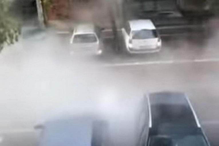 Pukla toplovodna cev u Novom Sadu: Ulica u izmaglici i pari (VIDEO)