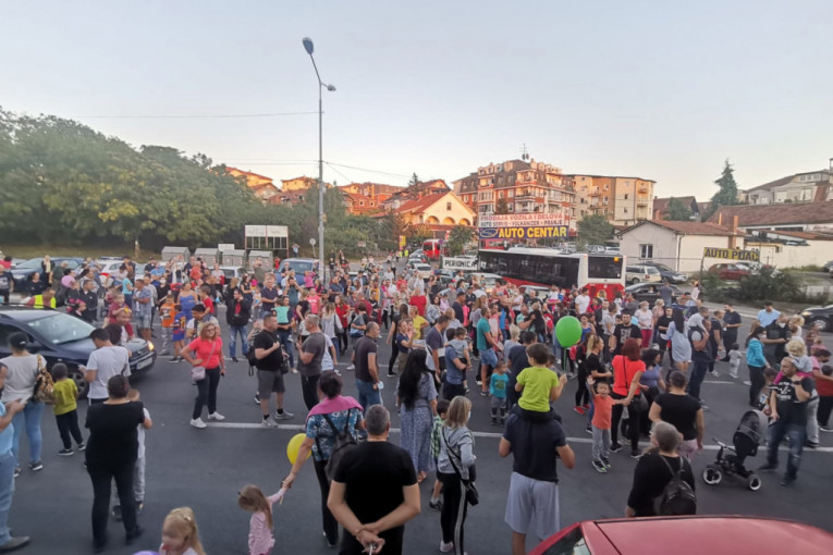 Miran protest zaustavio saobraćaj u Braće Jerkovića: Šta je sa izgradnjom škole i vrtića?