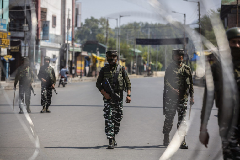U Kašmiru i dalje napeto: Teško naoružana policija blokirala ulice (FOTO)