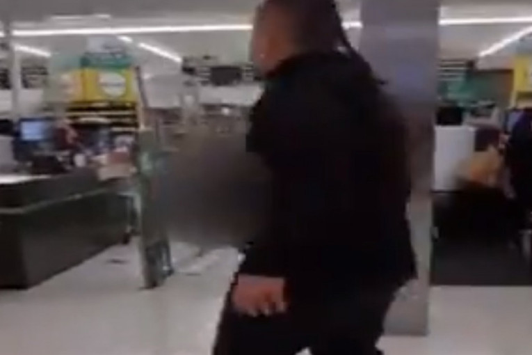 Ubadao ljude nožem po supermarketu u Oklandu! Snimci osvanuli na internetu (VIDEO)