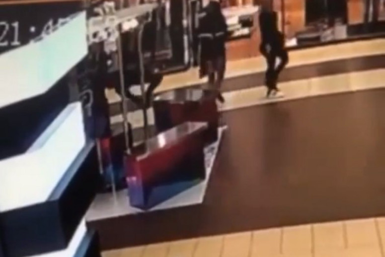 Pogledajte urnebesan snimak iz tržnog centra: Devojka izvela vratolomiju koja je može skupo koštati (VIDEO)