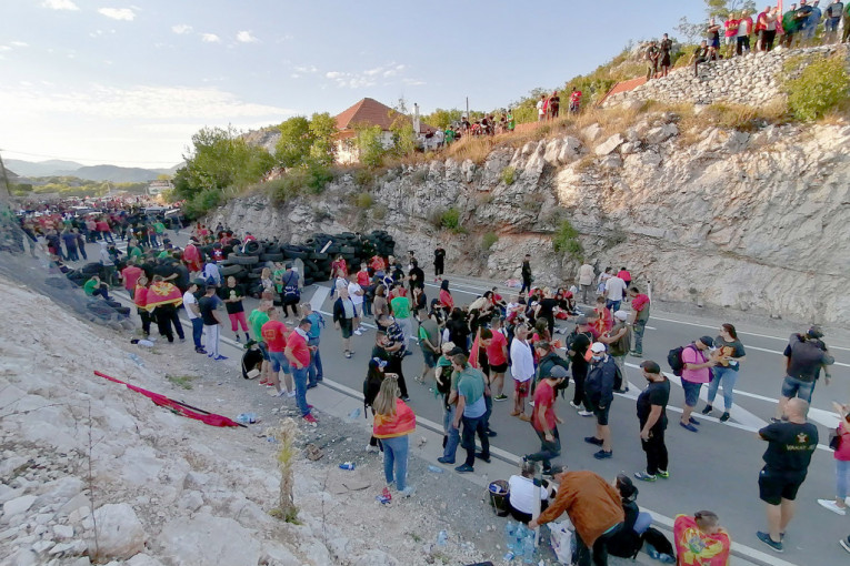 24sedam na licu mesta: Komite kamenjem blokirali put za Cetinje na više mesta (FOTO/ VIDEO)
