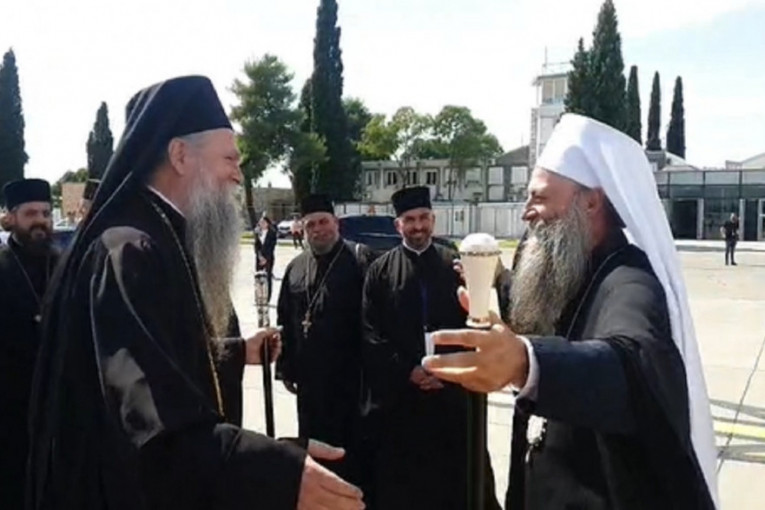 Bratski zagrljaj: Patrijarh Porfirije stigao u Crnu Goru, dočekao ga mitropolit Joanikije (VIDEO)