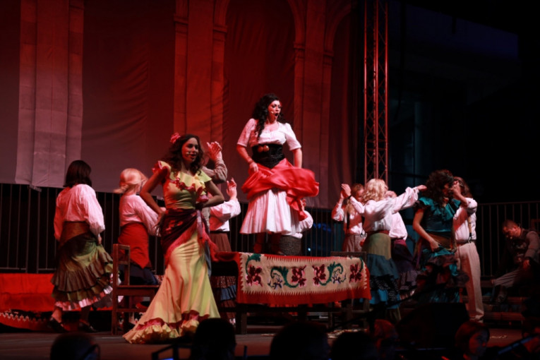 Opera "Karmen" na vodi: Muzičko-scenski spektakl oduševio publiku (FOTO)