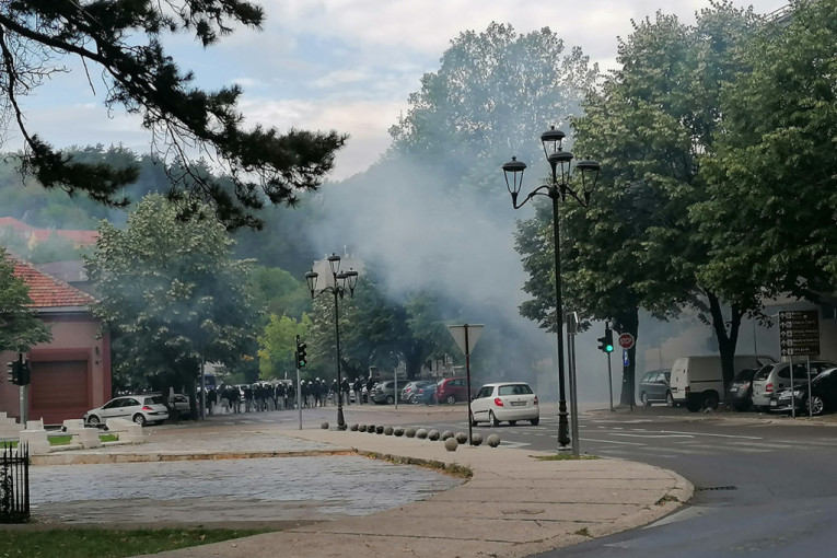 Sukobi na Cetinju ne jenjavaju: Policija ispalila suzavac i rasterala komite (VIDEO)