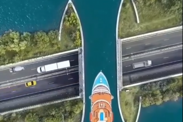 Ovo još niste videli: U Holandiji brodovi saobraćaju iznad automobila
