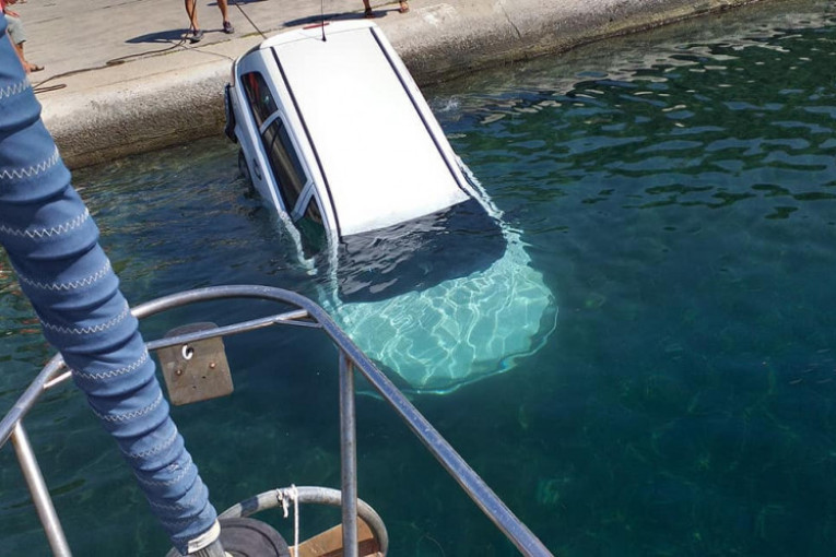 Bizarna scena u Grčkoj: Sleteo automobilom u more i zakucao se u čamac! (FOTO)