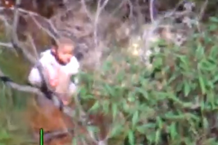 Dečak (3) četiri dana bio izgubljen u gustoj šumi: Helikopter ga spazio, a bio je na svega 500 metara od kuće (VIDEO)