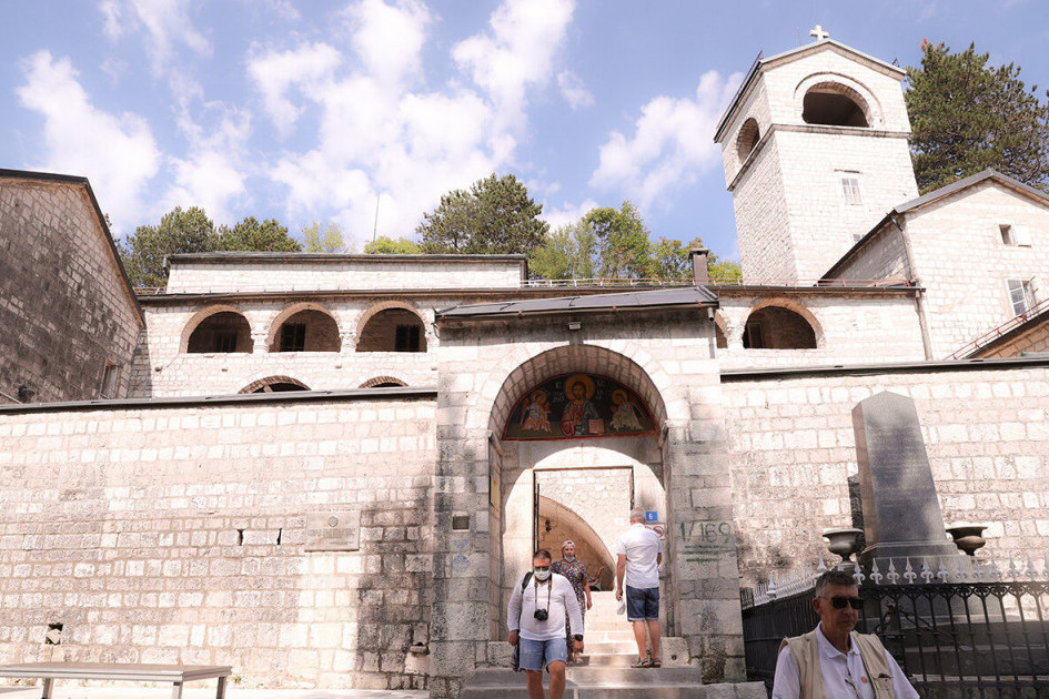 Težak udarac za SPC u Crnoj Gori: Incident u Cetinjskom manastiru, grupa se svađala sa sveštenikom, pa došlo i do tuče (VIDEO)