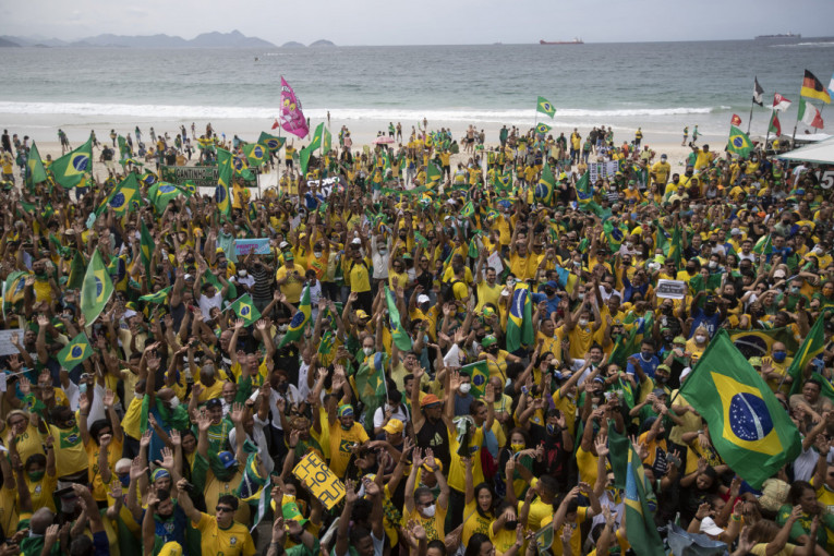 Napeto u Brazilu: Pristalice predsednika na ulicama, probijena policijska blokada (VIDEO)