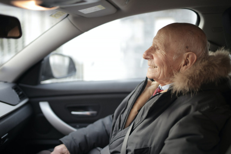 Superdeka: 92-godišnji vozač želeo je da vidi unuku, pa prešao više od 500 km u pogrešnom smeru