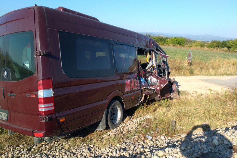 Otkriven uzrok jezive nesreće kod Pirota: U sudaru kombija i teretnog voza povređeno 13 ljudi!