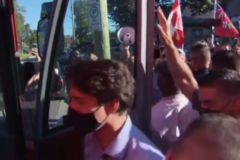 Trudoa zasuli kamenjem: Kanadski premijer nije naišao na toplu dobrodošlicu tokom kampanje (VIDEO)
