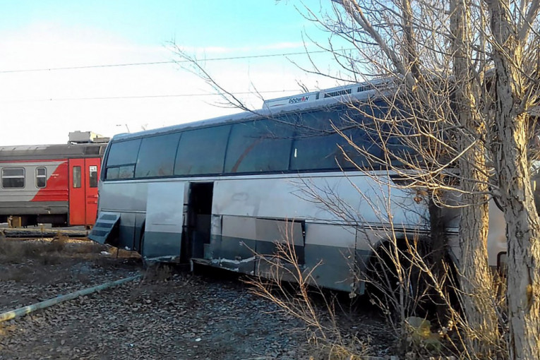 Prevrnuo se autobus nakon kontakta sa automobilom: Povređeno 16 osoba