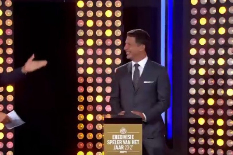 Srpsko veče u Amsterdamu: Tadić najbolji fudbaler u Holandiji, Pantelić mu uručio trofej (VIDEO)