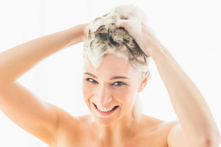 Eliksir za kosu: Zašto šamponu obavezno treba dodati kašiku šećera