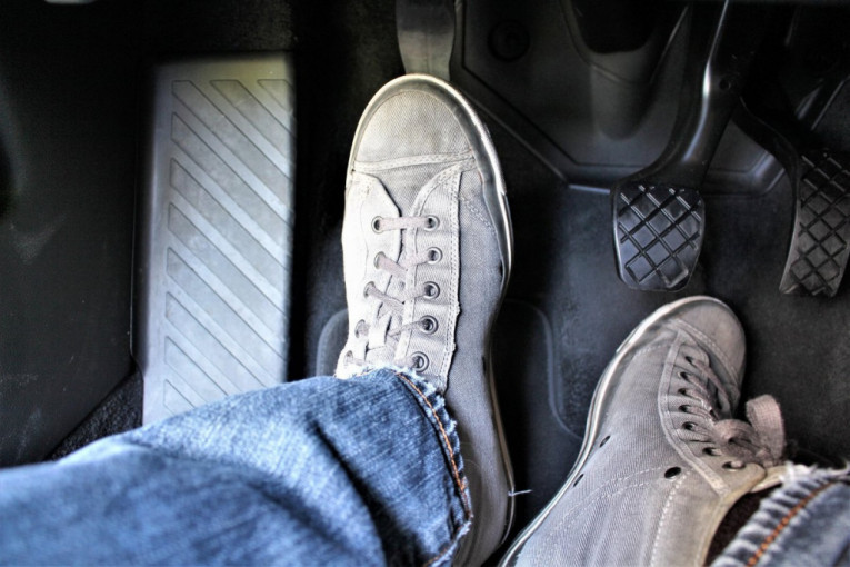 Zašto ne treba držati nogu iznad papučice kvačila, i još neke najčešće greške vozača