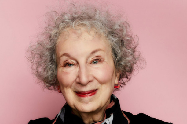 "Nezapaljivo" izdanje knjige "Sluškinjina priča": Margaret Atvud u borbi protiv cenzure (VIDEO)