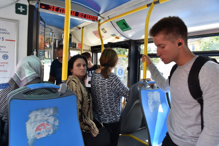 Mladi mahom ne nose maske, a stariji to često rade pogrešno: Koliko se poštuju mere u gradskom prevozu?