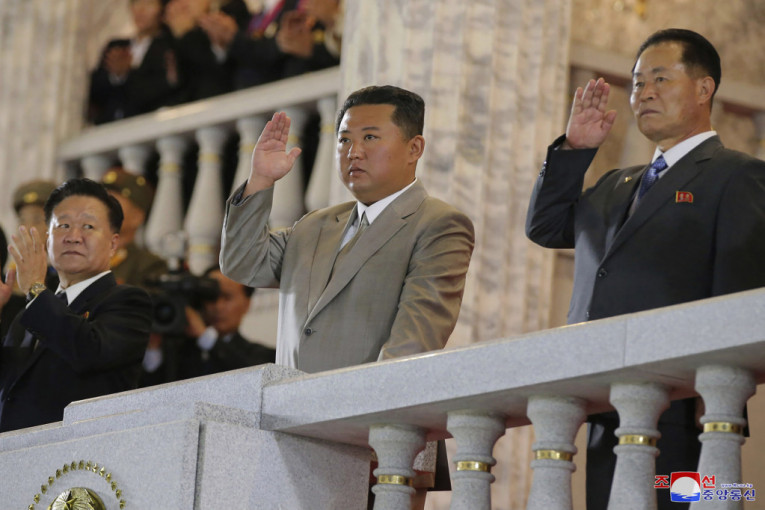 Pravi razlozi zašto je Kimova vojna parada bila veoma čudna (FOTO)
