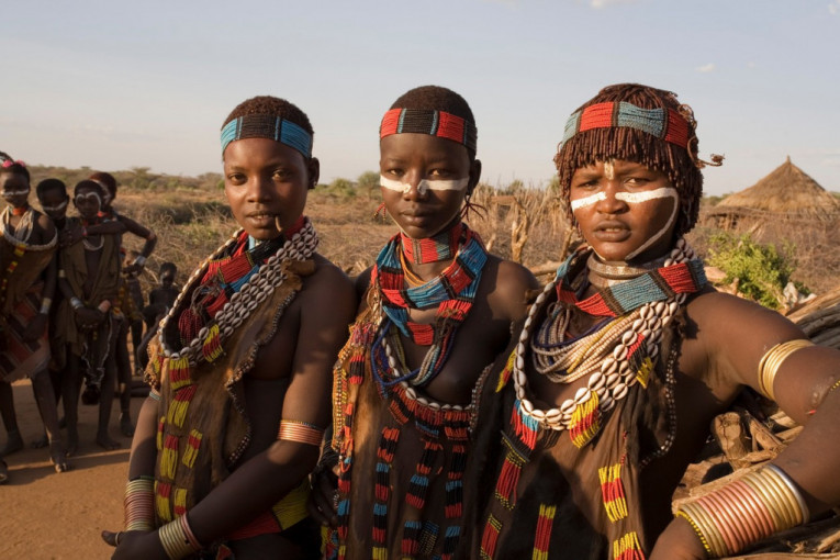 Ožiljci od bičevanja pre udaje određuju vrednost žene: Čudesna lepota i surova sudbina žena plemena Hamer (FOTO)