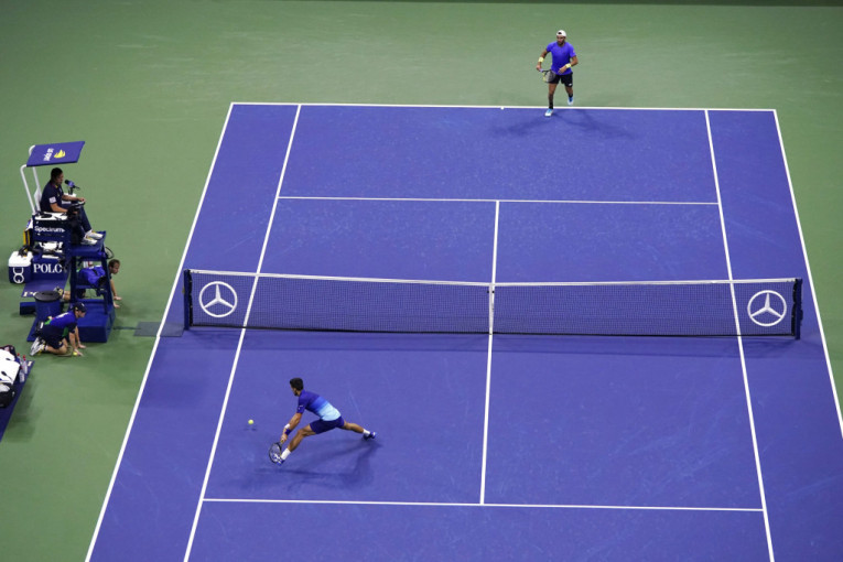 Novak nije sa ove planete! Pogledajte atomski tenis i poen koji je digao publiku na noge (VIDEO)