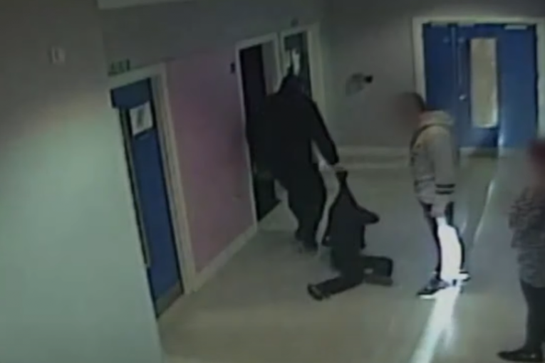 Policajac divljački vukao autističnog dečaka po hodniku i pretio mu: Dete se sklupčalo na podu od straha (VIDEO)