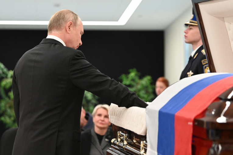 Uplakani Putin se oprostio od stradalog ministra: Sahranjen Ziničev koji je poginuo spasavajući drugome život (VIDEO)