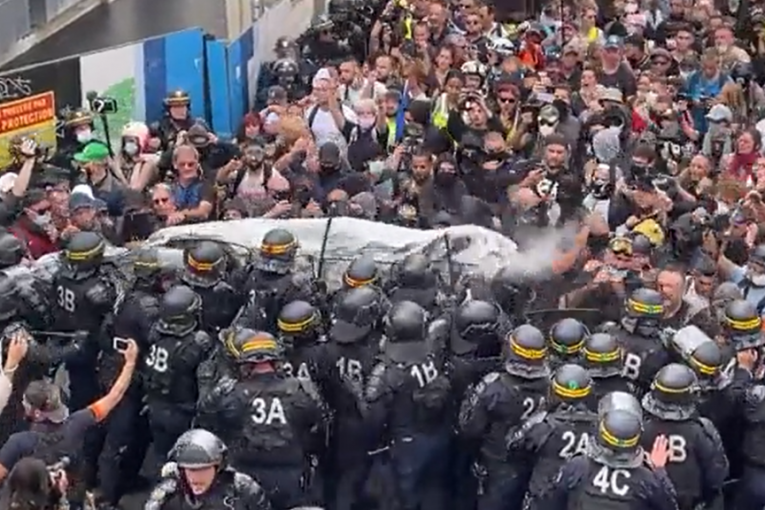 I Parižani na ulicama: Sukobi i suzavac na protestima protiv zdravstvenih propusnica (VIDEO)