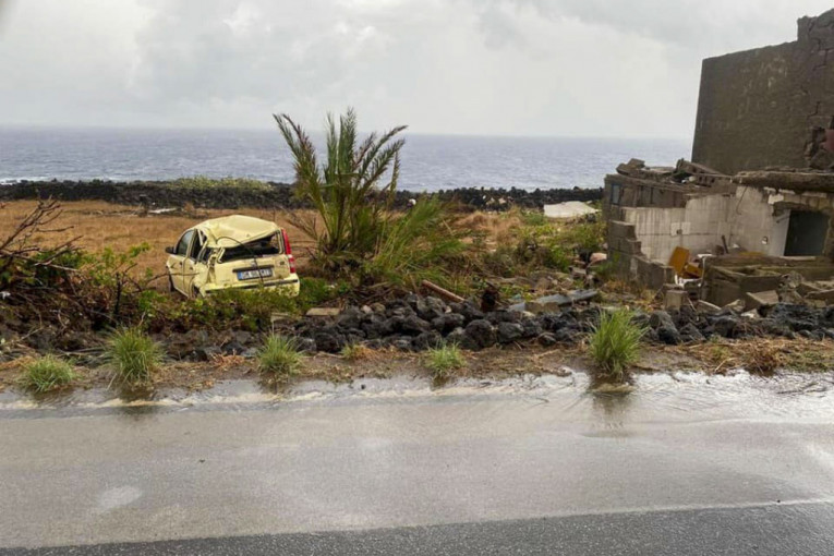 Automobili leteli i prevrtali se: Tornado pogodio malo italijansko ostrvo, ima i mrtvih (VIDEO)