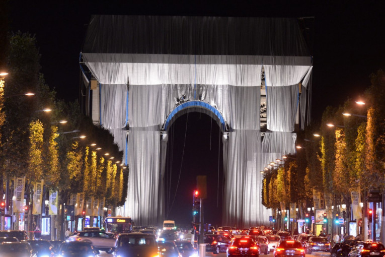 Umetničko delo koje pokreće vetar: Tajanstveno "umotavanje" Trijumfalne kapije u Parizu (FOTO)