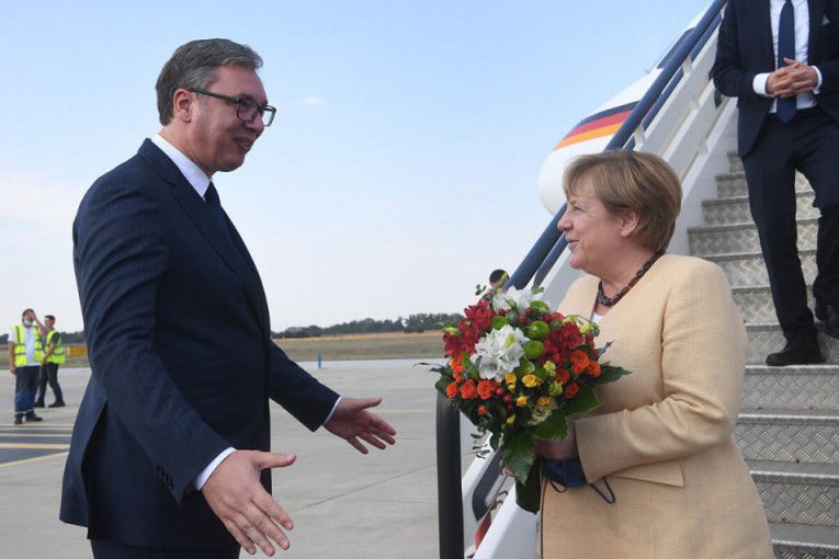 Angela Merkel dočekana sa buketom: Cveće joj lično uručio predsednik Srbije