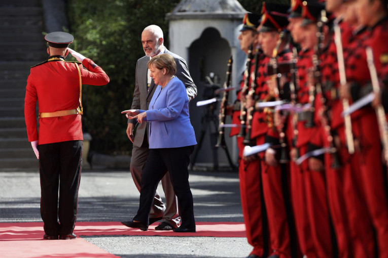 Protokol im nije jača strana: Niz propusta na dočeku Angele Merkel u Tirani, Rami se smeje ceo svet (VIDEO)
