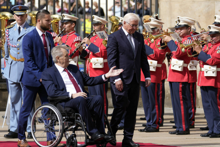 Zeman hospitalizovan: Češki predsednik je već neko vreme u invalidskim kolicima, biće duže vreme u bolnici