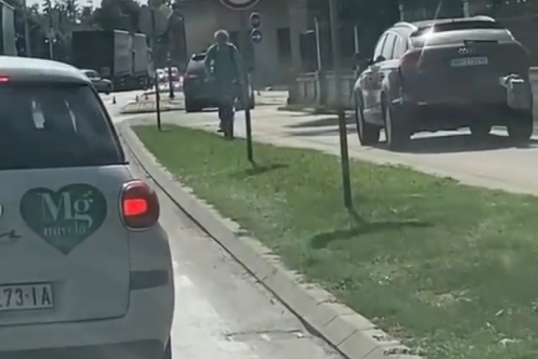 Bahatim vožnjama u prestonici nema kraja: Upali u gužvu, pa preticali preko trotoara (VIDEO)