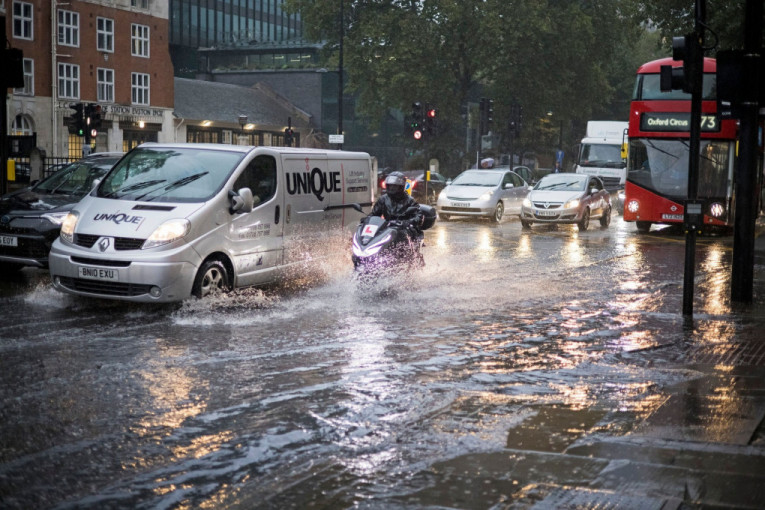 Neverovatna kiša u Londonu: Poplavljen i čuveni most (VIDEO)