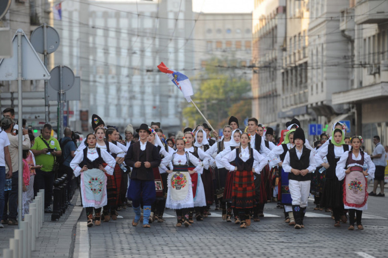 Srbija, Srbija! Mladi folkloraši ponosni i najglasniji u defileu (VIDEO)