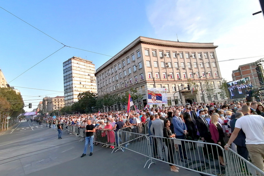 Divno je gledati kako se gradom vijore zastave: 24sedam sa Beograđanima na ulicama prestonice (VIDEO)