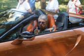 Ima se, može se! Saša Popović provozao limuzinu Beogradom, dok je izlazio, svi gledali u njega (FOTO)
