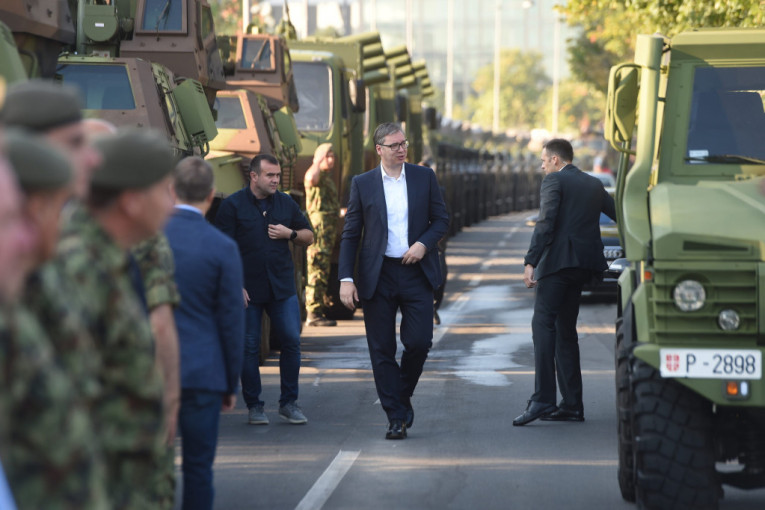 Moćni oklopnjaci, letelice, rakete na Ušću: Predsednik - jug Srbije nam čini vojsku, dođite i uverite se koliko smo napredovali (FOTO)