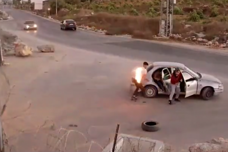 Palestinac hteo da baci Molotovljev koktel na kibuc, pa zapalio sebe! (VIDEO)