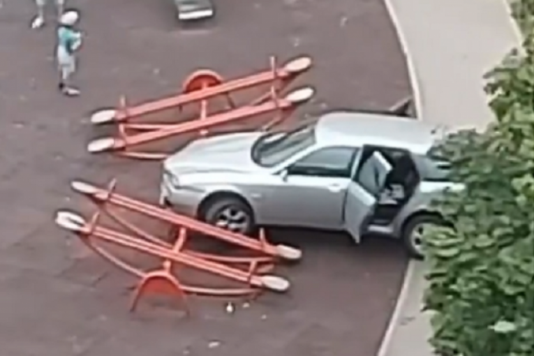 Automobil uleteo u dečji park na Mirijevu: Povređeno dete u vozilu, majka zaboravila da povuče ručnu (VIDEO)