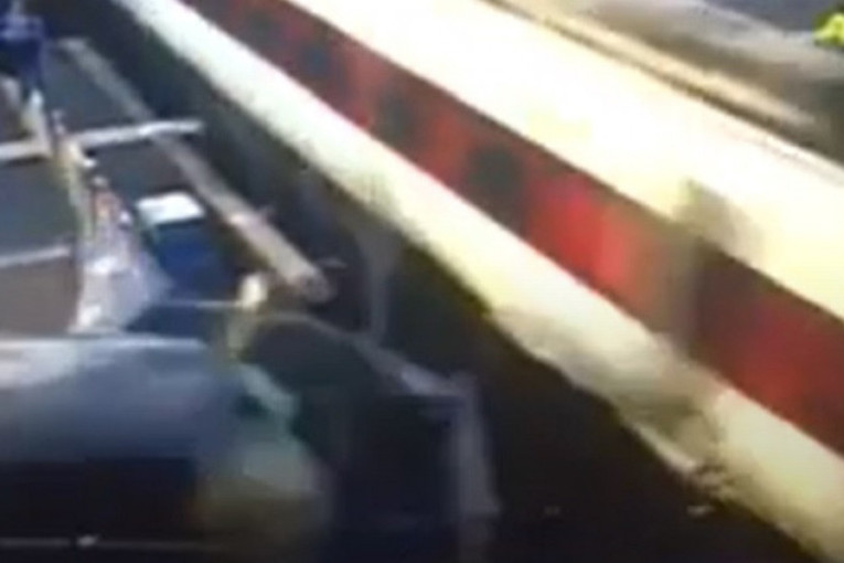 Zastrašujući snimak kruži internetom: Voz odsekao pola automobila, vozač preživeo (VIDEO)