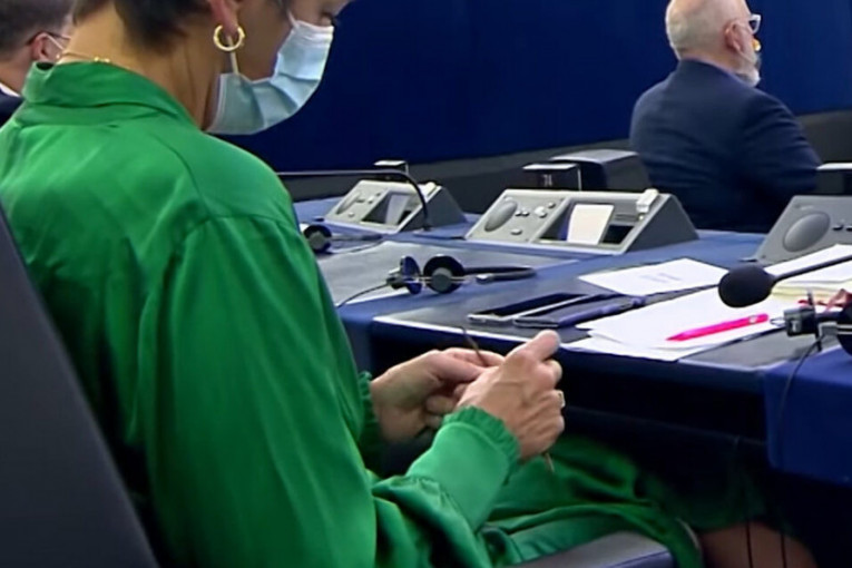 Dok se šefica obraća, potpredsednica Evropske komisije plete li plete (VIDEO)