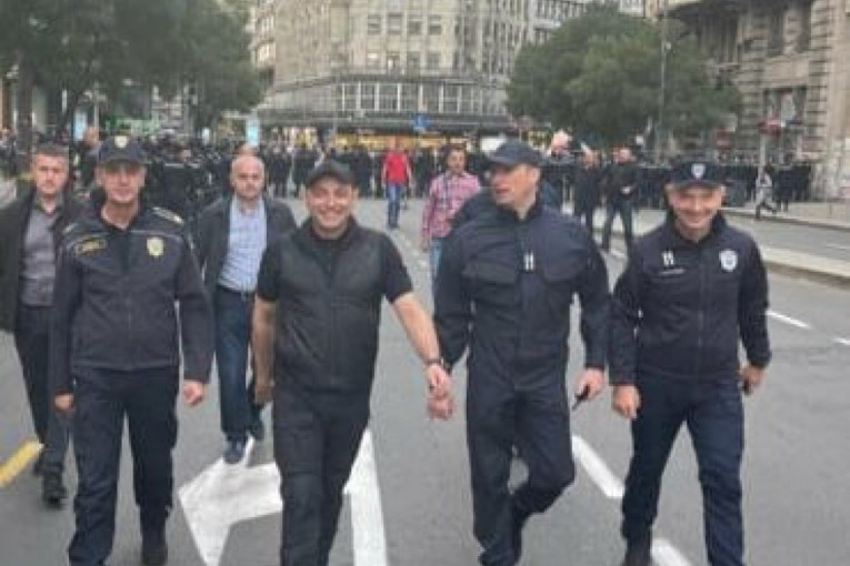 Ministar Vulin obišao pripadnike policije prilikom Parade ponosa i kontra skupa: Bezbednost nema cenu!