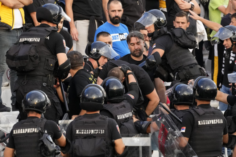 Hapšenje na derbiju! Žandarmerija izvukla navijača sa tribine i sprovela ga van stadiona (FOTO)