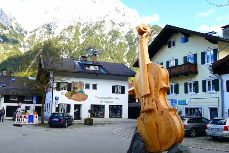 Mitenvald, grad u Alpima u kojem se prave violine